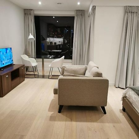 Apartament Comfy 1 Bed Studio 1 Minute From Train Station Londyn Zewnętrze zdjęcie