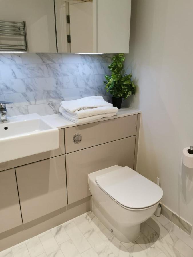 Apartament Comfy 1 Bed Studio 1 Minute From Train Station Londyn Zewnętrze zdjęcie